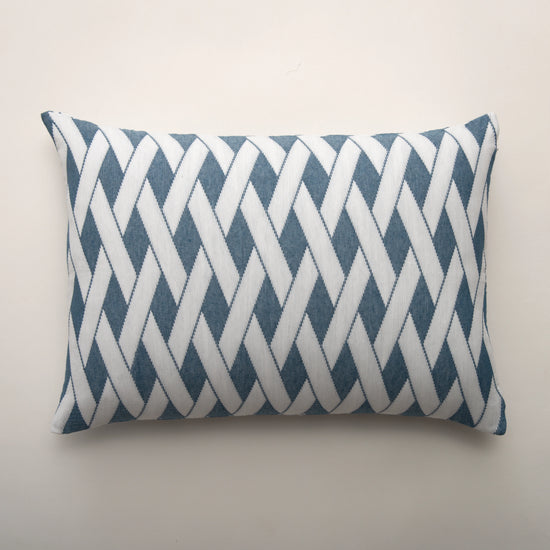 Cojín de Verano Azul con Estampado Geométrico – Cláudia