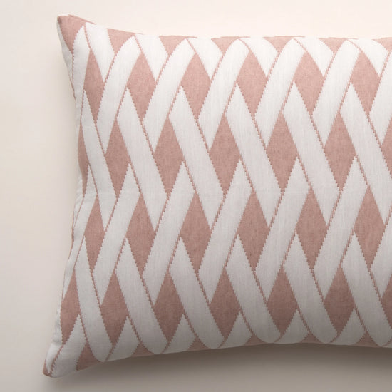 Almofada de Verão Rosa com Padrão Geométrico – Cláudia