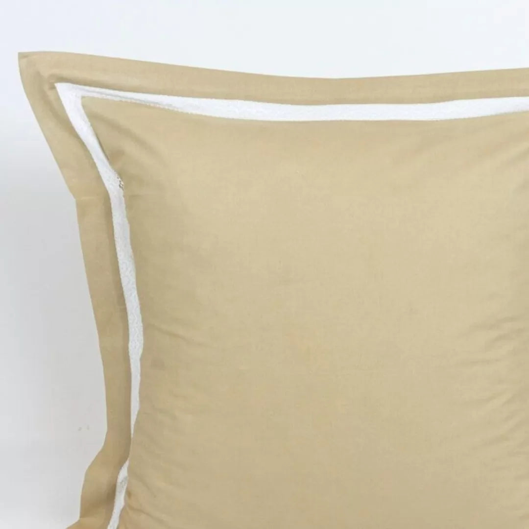 Almofada Decorativa com Renda Camel
