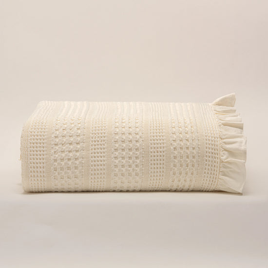 Colcha de Algodón Stonewashed Marfil con Volante – Celeste