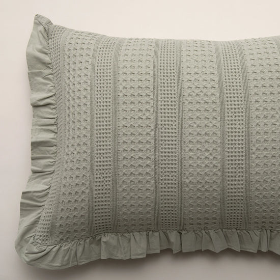 Cojín de Algodón Stonewashed Verde con Volante – Celeste