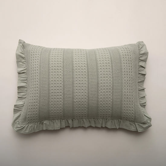 Cojín de Algodón Stonewashed Verde con Volante – Celeste