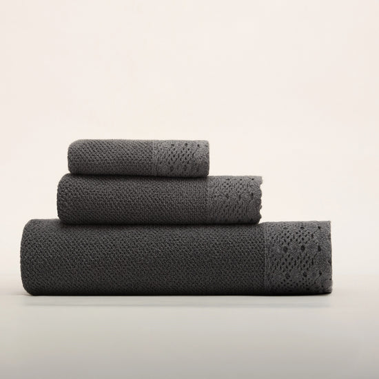 (3 Peças) Jogo de Toalhas Cinzento Escuro 100% Algodão Stonewashed 500g com Renda – Alicia