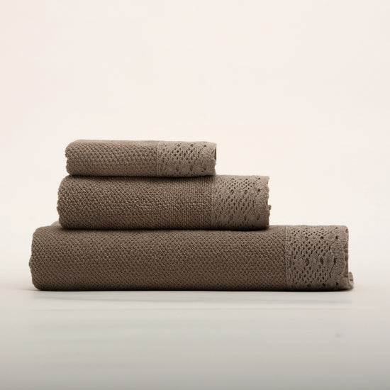 (3 Peças) Jogo de Toalhas Camel Stonewashed 100% Algodão 500g com Renda – Alicia