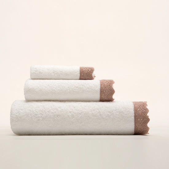 (3 Peças) Jogo de Toalhas Branco 100% Algodão 500g com Renda Rosa – Alba