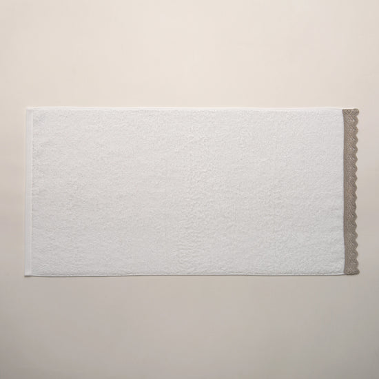 (3 Peças) Jogo de Toalhas Branco 100% Algodão 500g com Renda Taupe – Alba