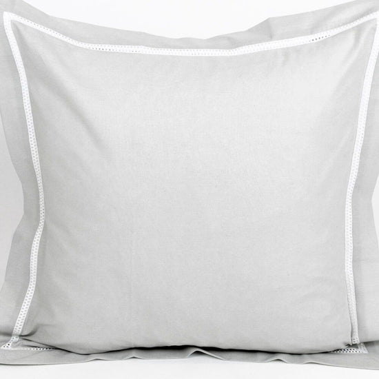 Par Cojines Decorativos con Puntilla Gris