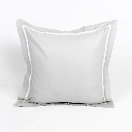 Par Cojines Decorativos con Puntilla Gris
