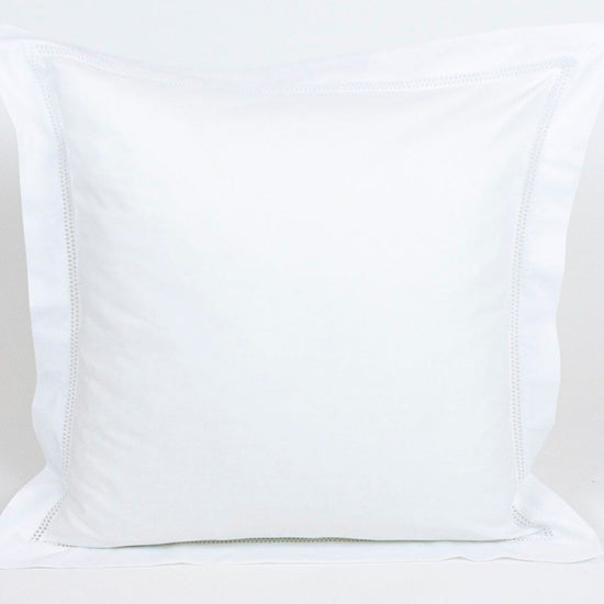 Par Cojines Decorativos con Puntilla Blanco