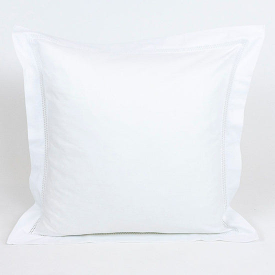 Par Cojines Decorativos con Puntilla Blanco