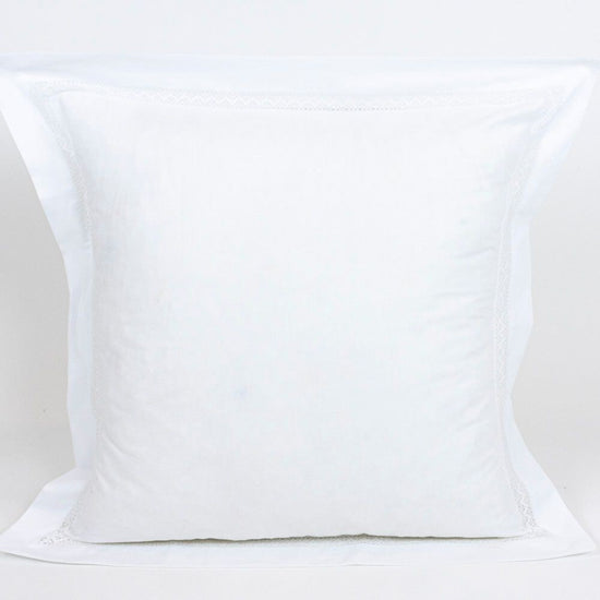 Par Cojines Decorativos con Puntilla Blanco