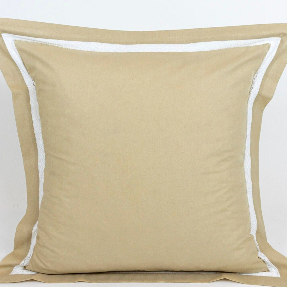 Almofada Decorativa com Renda Camel
