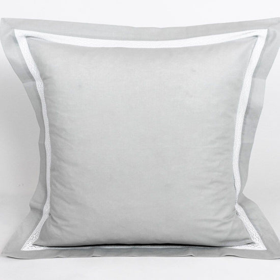 Par Cojines Decorativos con Puntilla Gris