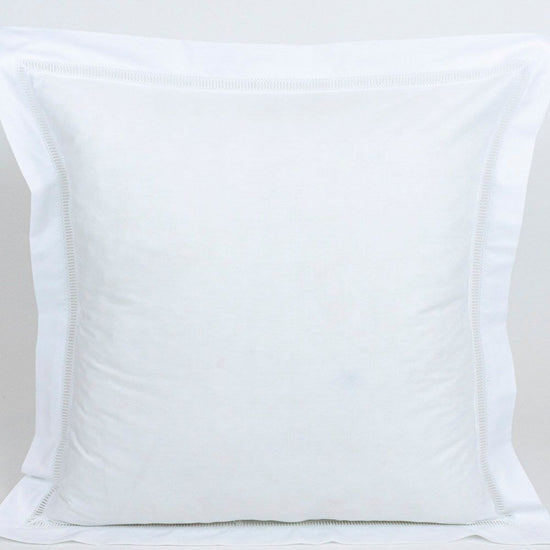 Par Cojines Decorativos con Puntilla Blanco