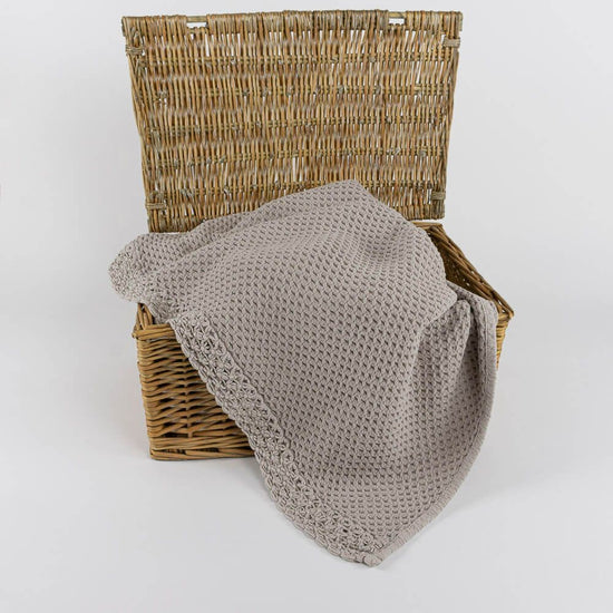 Manta de Algodão com Renda Taupe